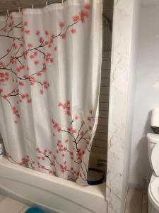 ein Badezimmer mit einem Duschvorhang mit Kirschblütenmuster in der Unterkunft Hespeler Haven Hideaway in Cambridge