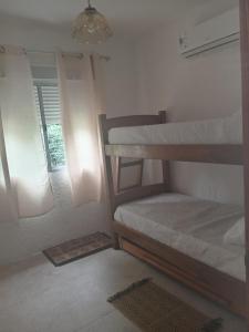 a room with two bunk beds and a window at Casa de verano 2 in Piriápolis