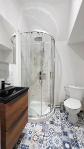 une salle de bain avec douche et toilettes dans l'établissement Charmissime, à Dunkerque