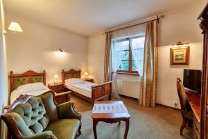下姆沙納的住宿－福爾瓦克斯塔拉維尼亞酒店，一间带两张床和一张沙发的客厅