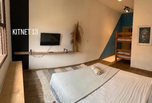 En eller flere senge i et værelse på Apartamentos kitnet Praia Caraguá + 16 billeder