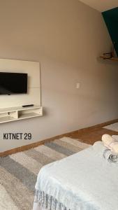 Et tv og/eller underholdning på Apartamentos kitnet Praia Caraguá