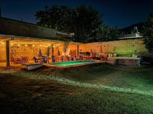 un cortile con piscina di notte di Brisas Serranas Departamentos a Villa Carlos Paz