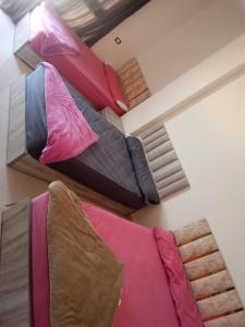 En eller flere senge i et værelse på مصيف التوحيد