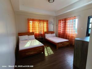 un soggiorno con 2 letti e una finestra di Bay Bay Beach Resort 