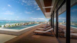 a pool on the roof of a building at Exclusividade e Conforto a 500m da Beira-Mar in Fortaleza