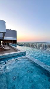 Swimmingpoolen hos eller tæt på Exclusividade e Conforto a 500m da Beira-Mar