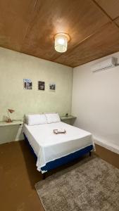 una camera da letto con un grande letto con una coperta bianca di Casa ANKAA a Flores