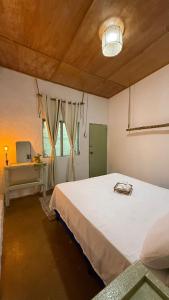 una camera da letto con un letto grande e una finestra di Casa ANKAA a Flores Altre 15 foto