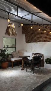 un patio con un tavolo, un divano e una panca di Casa ANKAA a Flores