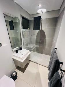 Et badeværelse på Zimbali Ocean Club D17, Ballito