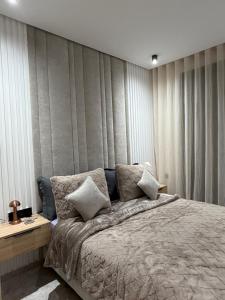 Postel nebo postele na pokoji v ubytování Metropol Park Studio in Maarif