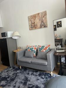 Et opholdsområde på Charming & Comfortable Studio Haven