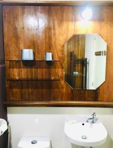 ein Badezimmer mit Waschbecken und Spiegel in der Unterkunft Vintage Modern Studio Condo Unit with Balcony in Bacolod City + 1 Foto