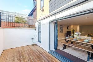 En balkon eller terrasse på Spa Lodge - Stunning 3Bed Oasis, Driveway Parking, Garden