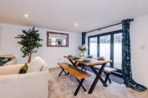 Et opholdsområde på Spa Lodge - Stunning 3Bed Oasis, Driveway Parking, Garden