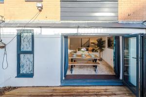 En terrasse eller udendørsområde på Spa Lodge - Stunning 3Bed Oasis, Driveway Parking, Garden