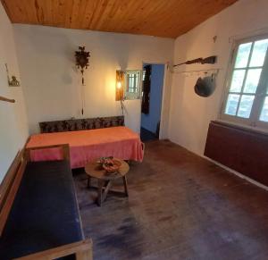 een slaapkamer met een bed en een tafel in een kamer bij Casasdelta in Tigre