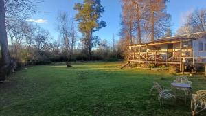 een huis met een grote tuin met stoelen erin bij Casasdelta in Tigre