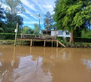 een huis met een dok in het water bij Casasdelta in Tigre +6 foto's