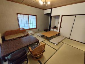 Posezení v ubytování ビーチ コンビニ 温泉徒歩4分以内 BBQ無料 12人OK 5LDK戸建てWhite sun villa