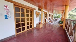 - un couloir d'une maison avec hamac dans l'établissement El Nido del Colibrí, à Lamas