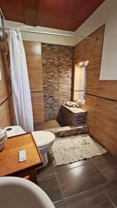 une salle de bain avec douche, toilettes et baignoire dans l'établissement El Nido del Colibrí, à Lamas