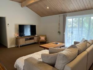 TV a/nebo společenská místnost v ubytování Large Family Beach House outdoor living