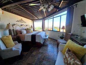 サンミゲル・デ・アジェンデにあるCasa Grande Luxury Boutique Hotelの大きなベッドと大きな窓のある寝室