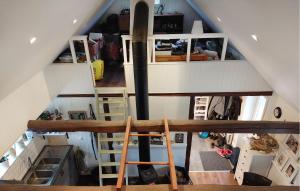 een kamer met uitzicht op een zolder bij Cozy Home In Tyringe With Wifi in Tyringe