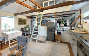 een kamer met een keuken met een fornuis en een bureau bij Cozy Home In Tyringe With Wifi in Tyringe