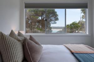 En eller flere senge i et værelse på True North, Weymouth.