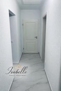 einen Flur mit weißer Tür und weißen Wänden in der Unterkunft Isabelle Family Apartment Nähe Schloss Dankern in Haren