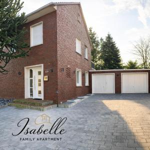 ein Backsteinhaus mit einer Einfahrt davor in der Unterkunft Isabelle Family Apartment Nähe Schloss Dankern in Haren