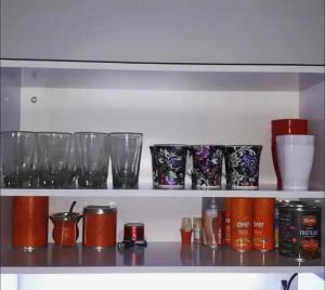 uno scaffale con occhiali e altri oggetti di Benjamín Relax a Victoria