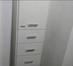 un comò bianco con tre cassetti in una stanza di Benjamín Relax a Victoria