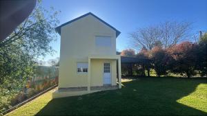 una piccola casa bianca su un prato di Benjamín Relax a Victoria