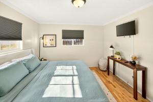 Et tv og/eller underholdning på Jville Gem, Walk Downtown