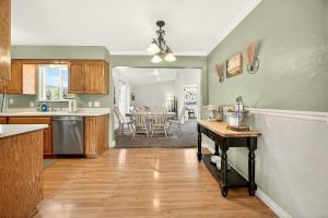 Køkken eller tekøkken på Jville Gem, Walk Downtown