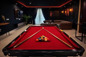 Τραπέζι μπιλιάρδου στο Presidential Suite In Gold Crest Residency-DHA Phase 4 Lahore