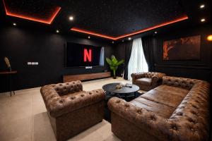 Χώρος καθιστικού στο Presidential Suite In Gold Crest Residency-DHA Phase 4 Lahore