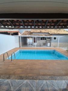 een groot zwembad met bij Elis Praia e Aconchego in Iguaba Grande