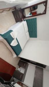 an overhead view of a bed in a room at Hotel Hierbabuena y Restaurante in Pasto