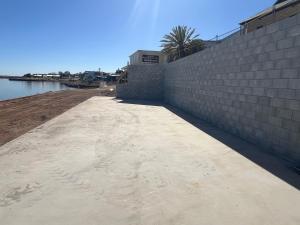 Streaky BayBeachside & Jetty View 3 - Pirate Cave No view的人行道紧邻水边的砖墙