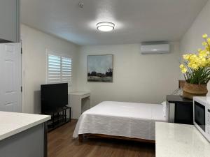 En eller flere senge i et værelse på Marbella lane - Exquisite Studio Unit in Ontario