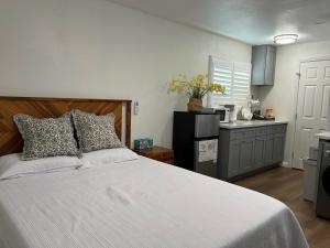 Køkken eller tekøkken på Marbella lane - Exquisite Studio Unit in Ontario