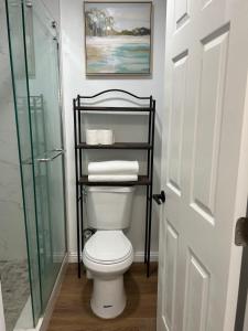 Et badeværelse på Marbella lane - Exquisite Studio Unit in Ontario + 12 billeder