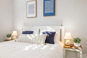 En eller flere senge i et værelse på Marbella Lane - Serenity Escape Haven 2BR