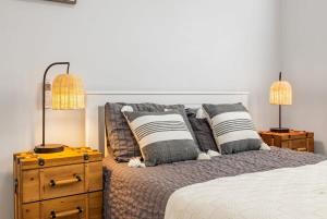 En eller flere senge i et værelse på Marbella Lane - Serenity Escape Haven 2BR + 27 billeder