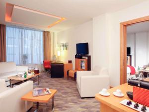 una habitación de hotel con sala de estar en Novotel Dammam Business Park, en Dammam